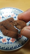 中はしっとり。食べやすいミルクチョコです。