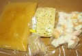 スープ、もつ、薬味、麺が冷凍状態で届きます。