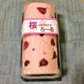 桜が散りばめられた美しいロールケーキ。