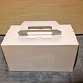 お土産やプレゼントにも見栄えの良い、白いBOX入り。
