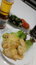奥からサラダ、チキンソテーです