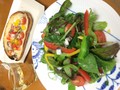 サラダとタルティーヌで食べました。サラダはイタリアンドレッシングに、アンチョビのオイルを加えています。