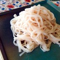 ほんのり桜色の麺の中に、桜の葉も見え隠れ♪